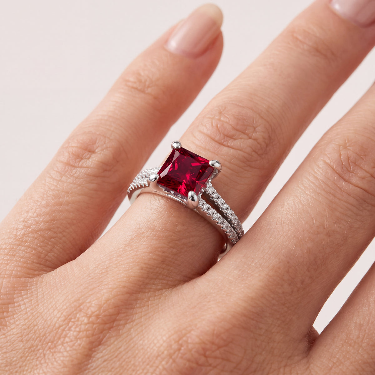 _lifestyle_image@SKU:RG939-LCRP02000004W #metal_10k-white-gold+origin_lab-created