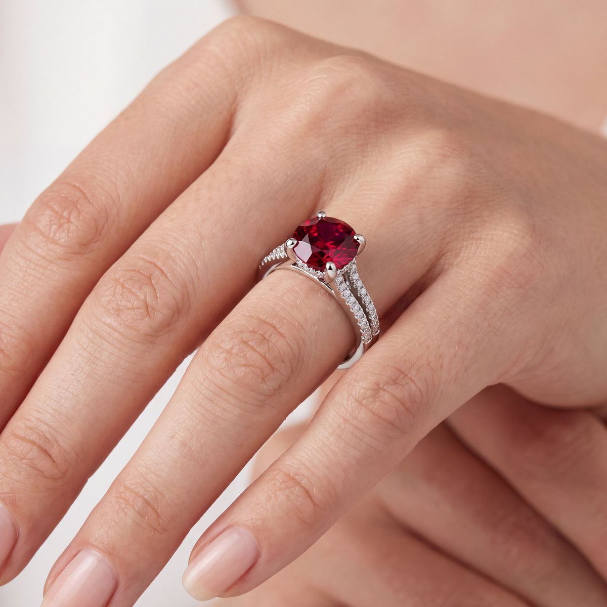 _lifestyle_image@SKU:RG939-LCRR02000004W #metal_10k-white-gold+origin_lab-created