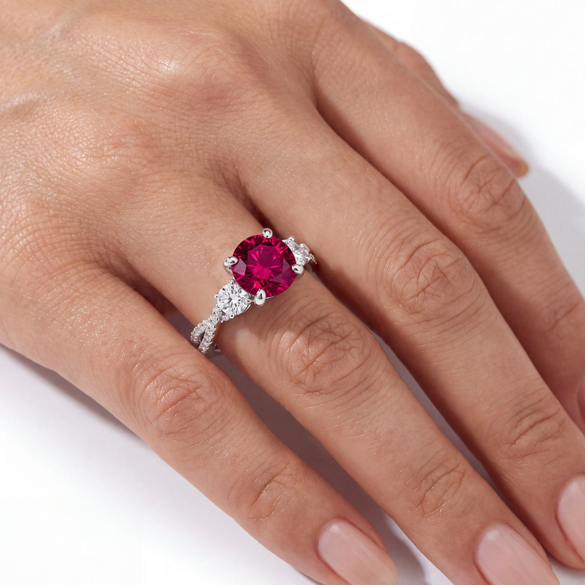 _lifestyle_image@SKU:RG948-LCRR02000004W #metal_10k-white-gold+origin_lab-created