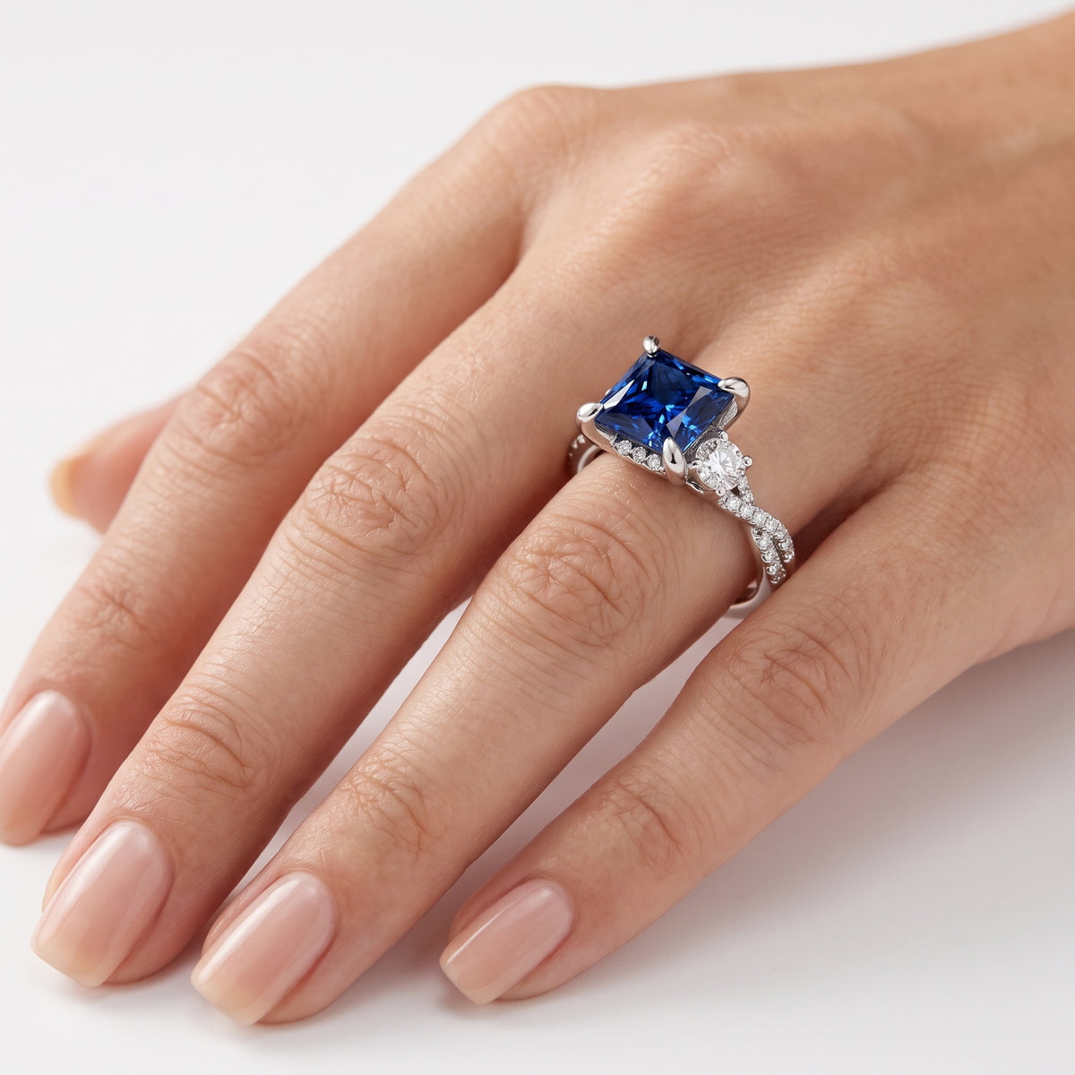 _lifestyle_image@SKU:RG948-NCSP0300000PL #metal_platinum+origin_lab-created