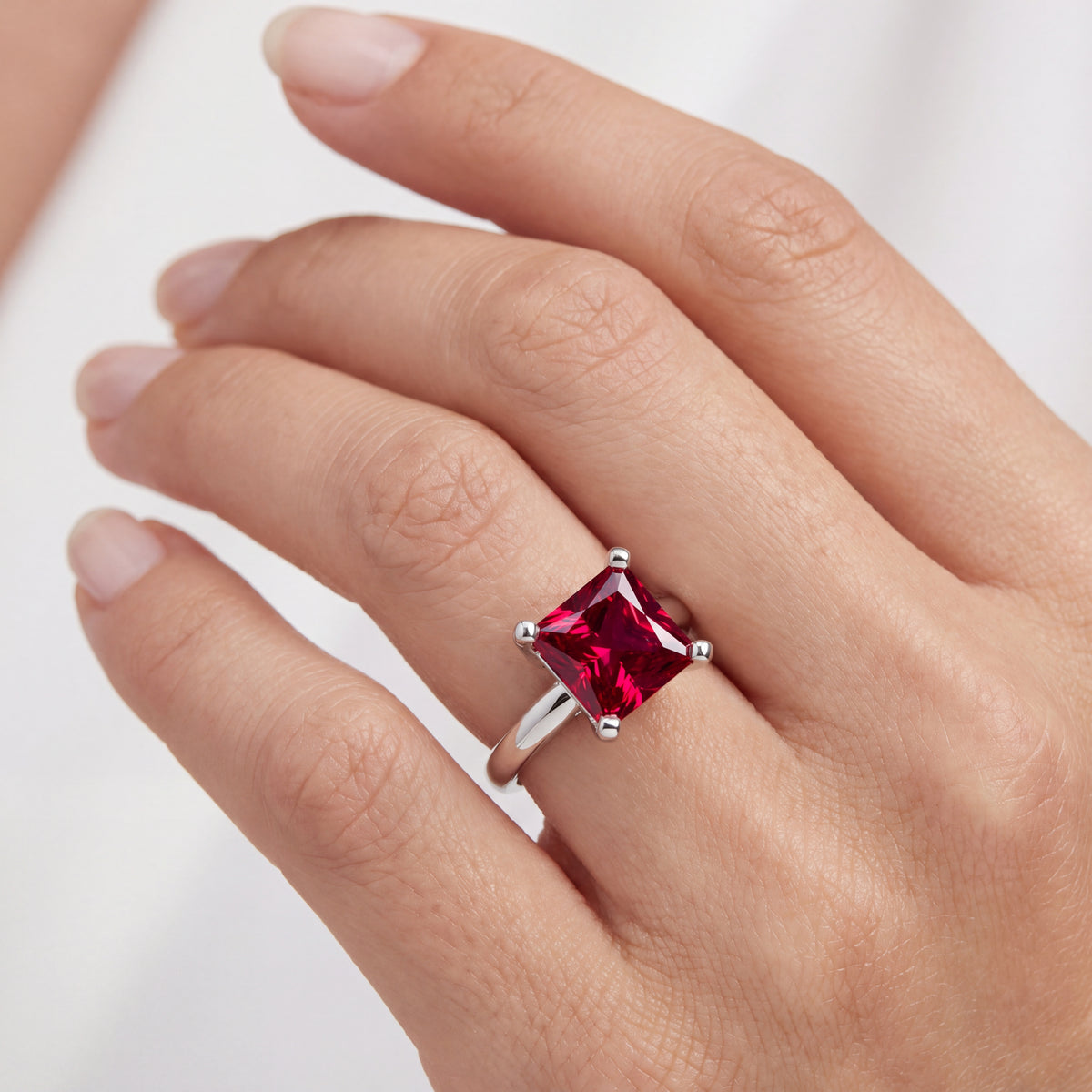 _lifestyle_image@SKU:RG952-LCRP02000004W #metal_10k-white-gold+origin_lab-created