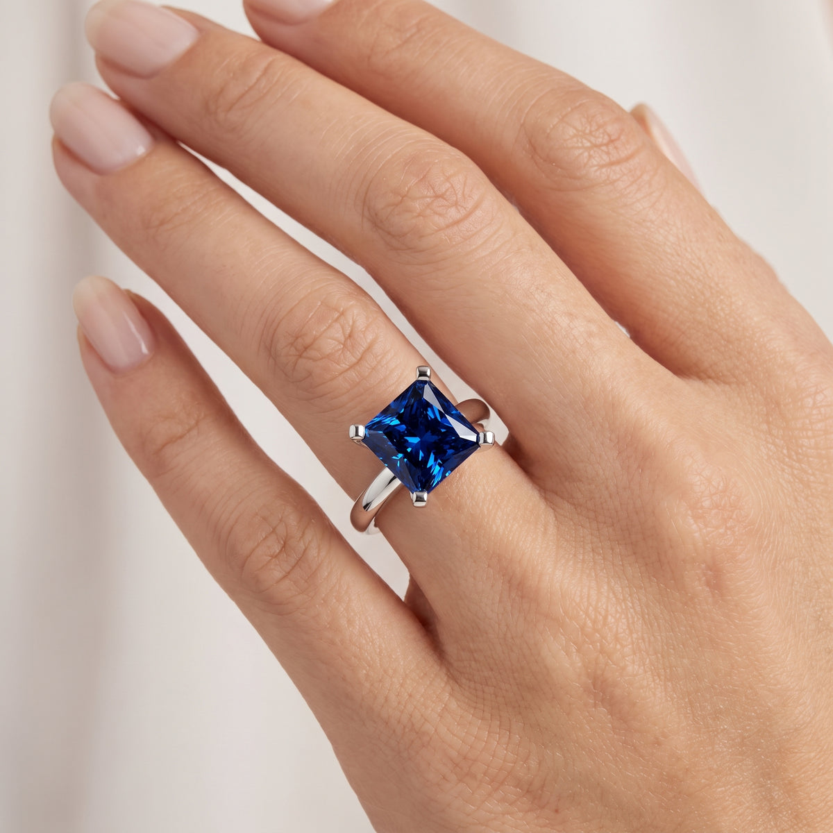 _lifestyle_image@SKU:RG952-NCSP0300000PL #metal_platinum+origin_lab-created