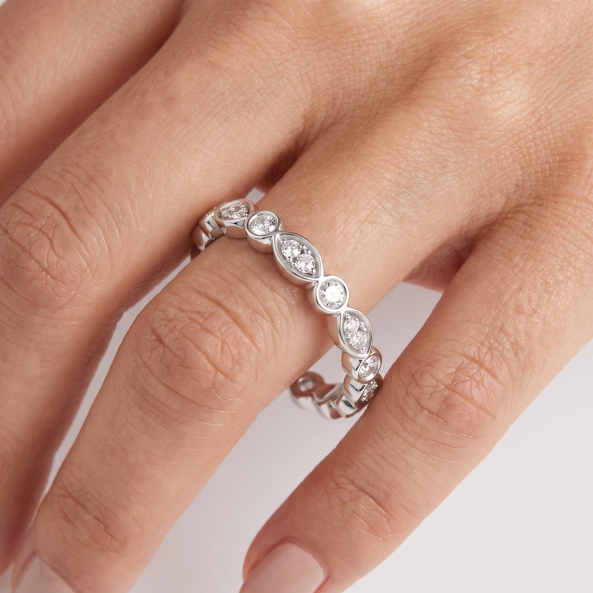 _lifestyle_image@SKU:T0545-LADR00360004W #metal_10k-white-gold+origin_lab-grown+quality_g-si