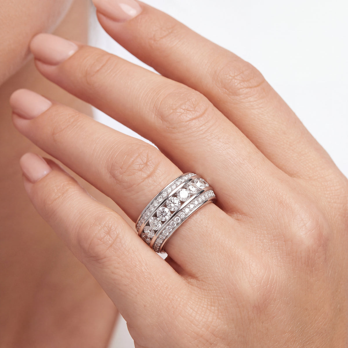 _lifestyle_image@SKU:T1125-LADR01990004W #metal_10k-white-gold+origin_lab-grown+quality_g-si