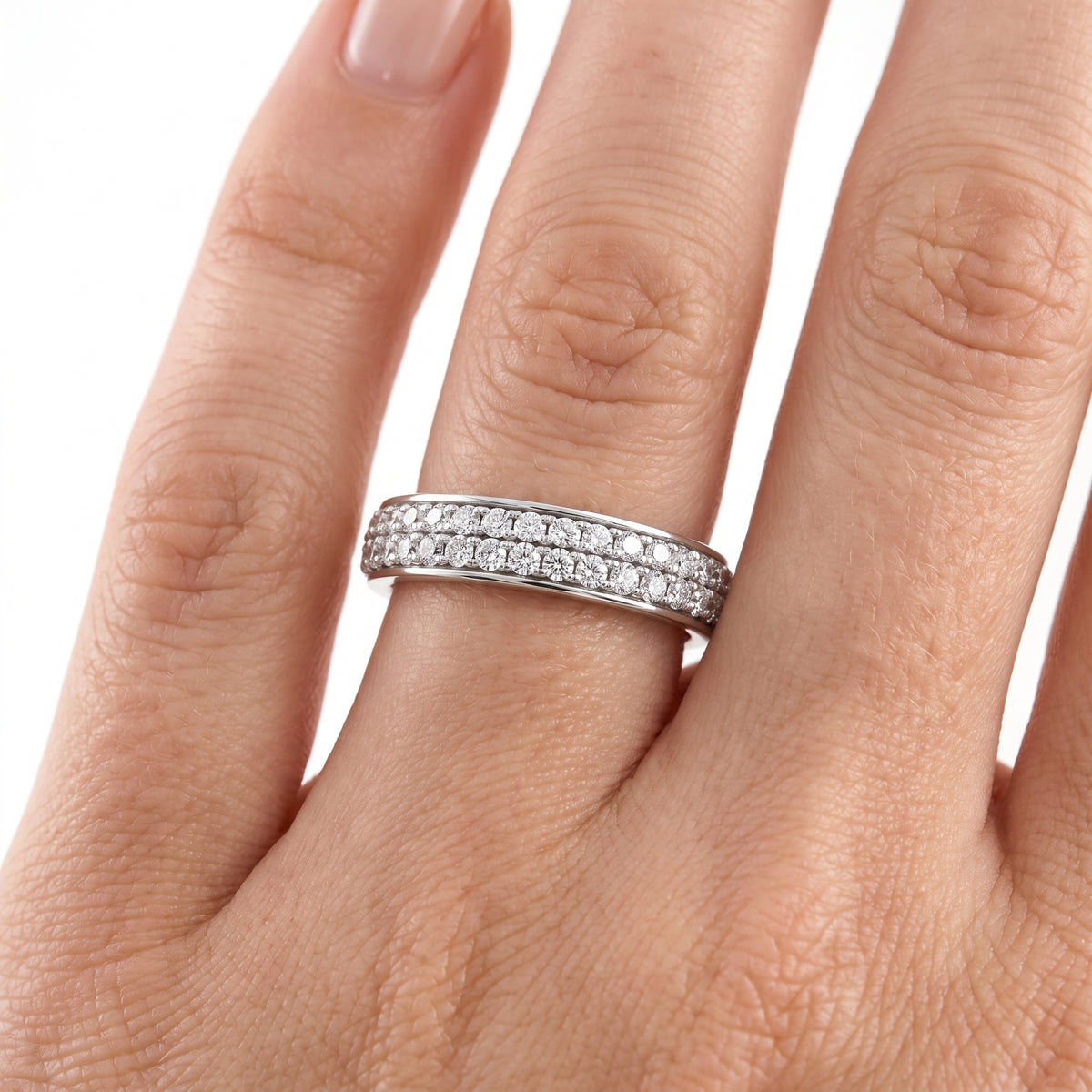 _lifestyle_image@SKU:T1129-LADR01000004W #metal_10k-white-gold+origin_lab-grown+quality_g-si