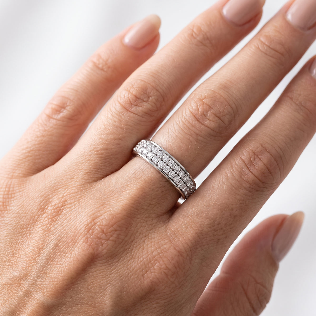 _lifestyle_image@SKU:T1129-LADR0100000DW #metal_silver+origin_lab-grown+quality_g-si