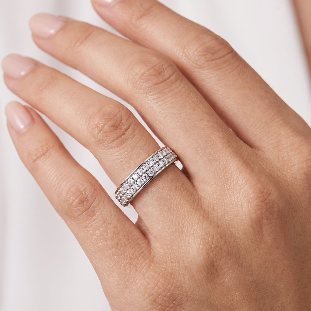 _lifestyle_image@SKU:T1129-NADR01000004W #metal_14k-white-gold+origin_natural+quality_ef-vs2+