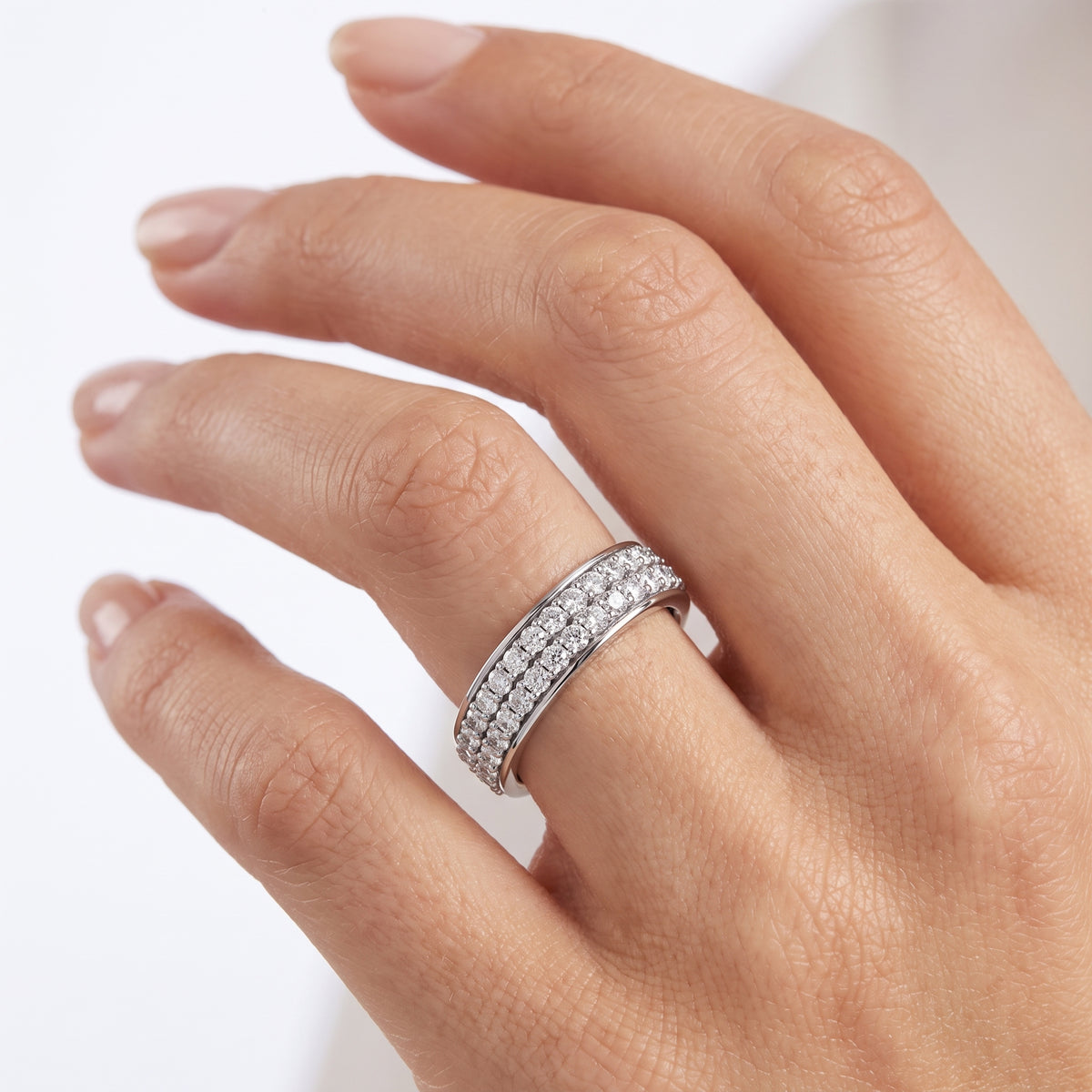 _lifestyle_image@SKU:T1129-NADR0100000PL #metal_platinum+origin_natural+quality_ef-vs2+
