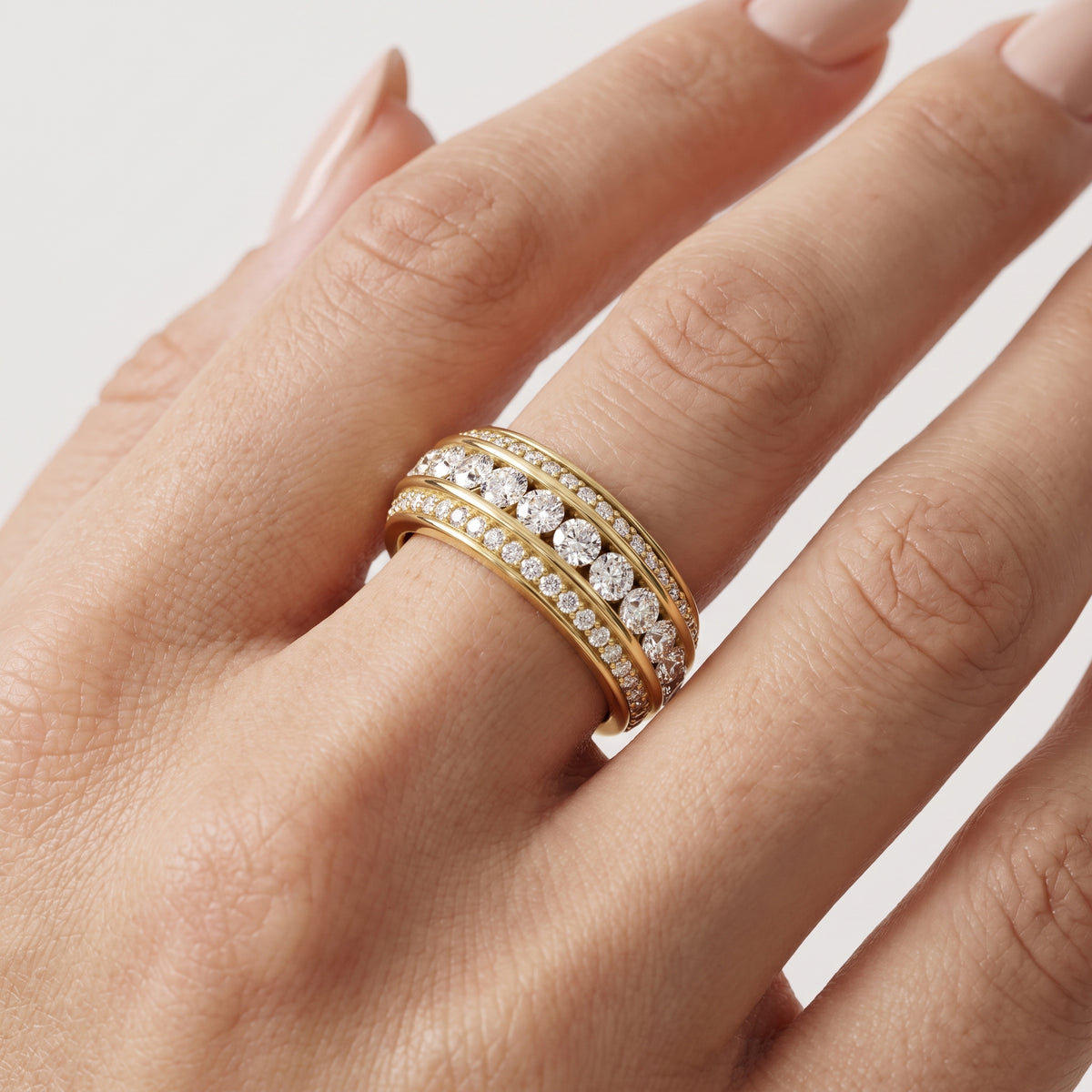 _lifestyle_image@SKU:T112C-NADR02430004Y #metal_14k-yellow-gold+origin_lab-grown+quality_ef-vs2+