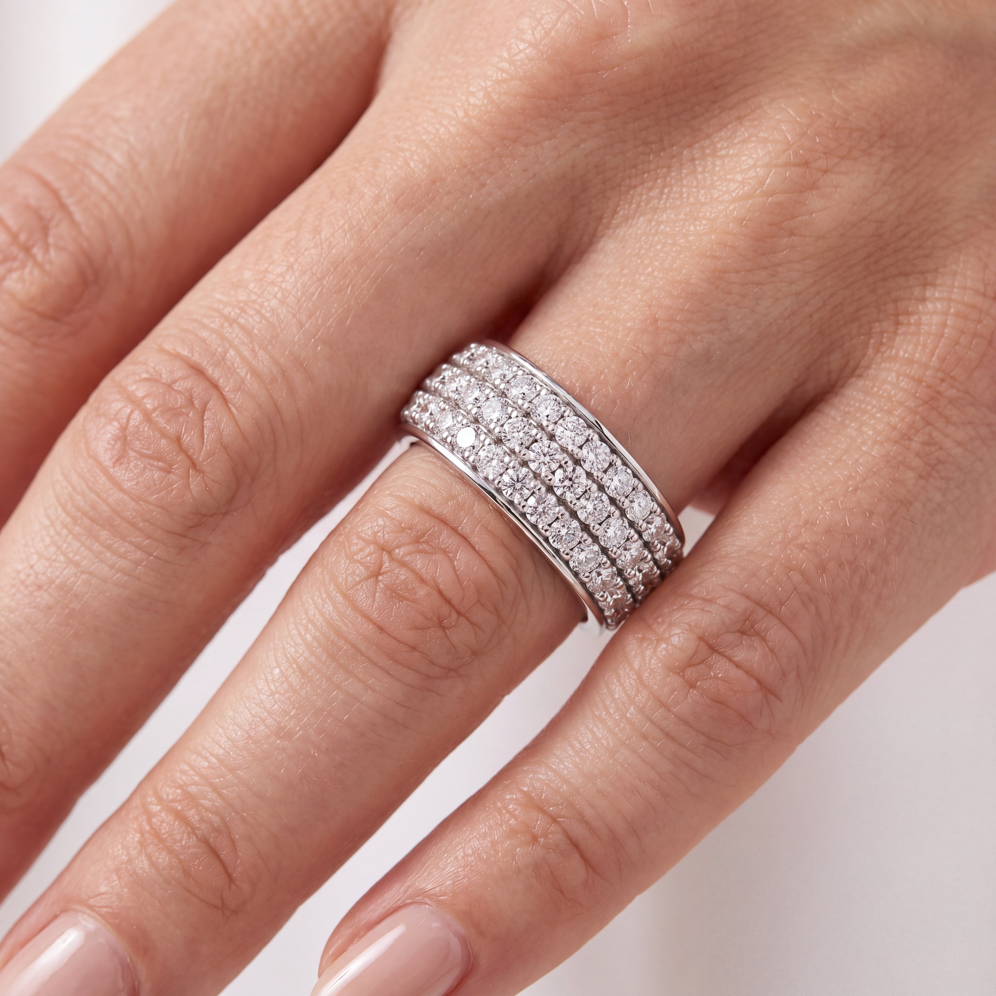 _lifestyle_image@SKU:T1131-NADR02240004W #metal_14k-white-gold+origin_lab-grown+quality_ef-vs2+