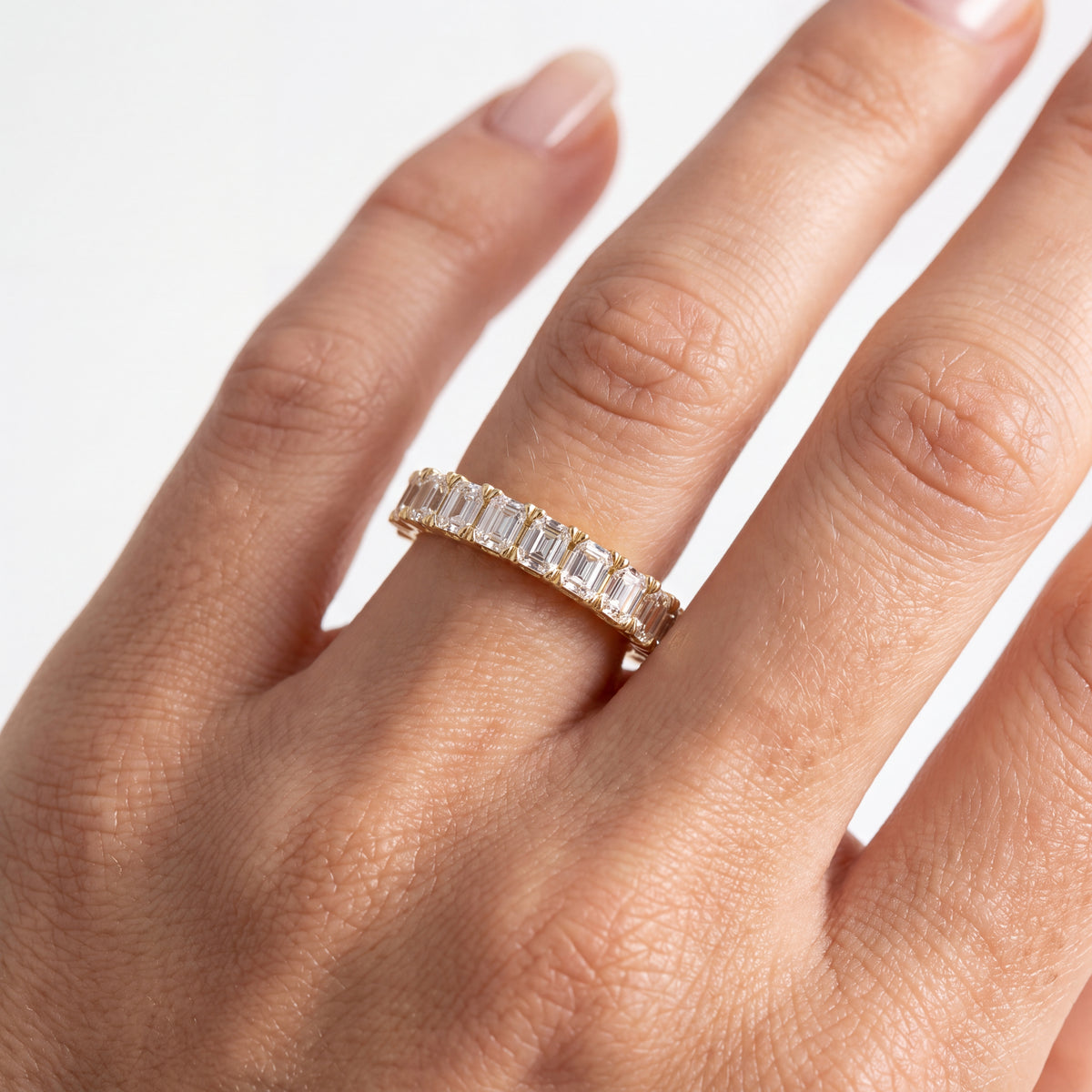 _lifestyle_image@SKU:T1234-LADE01070004Y #metal_10k-yellow-gold+origin_lab-grown+quality_g-si