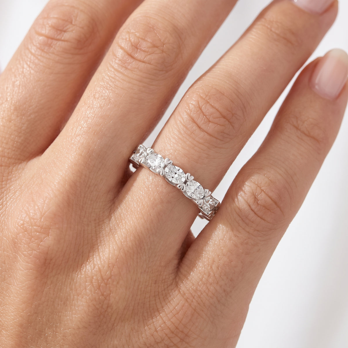 _lifestyle_image@SKU:T1235-LADO0199000DW #metal_silver+origin_lab-grown+quality_g-si