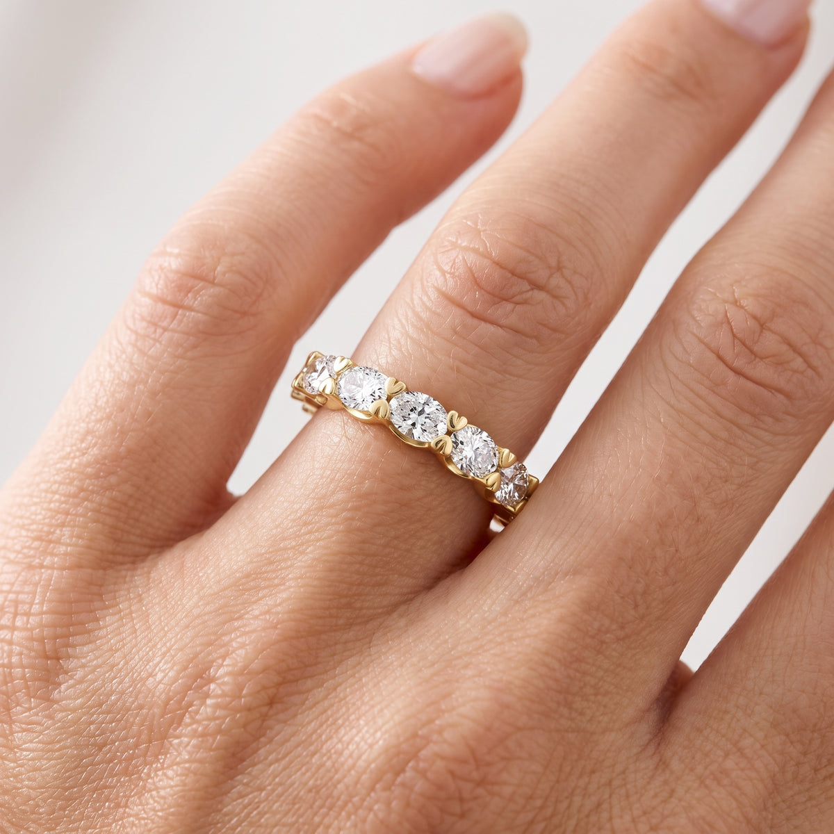 _lifestyle_image@SKU:T1235-LADO02940004Y #metal_10k-yellow-gold+origin_lab-grown+quality_g-si