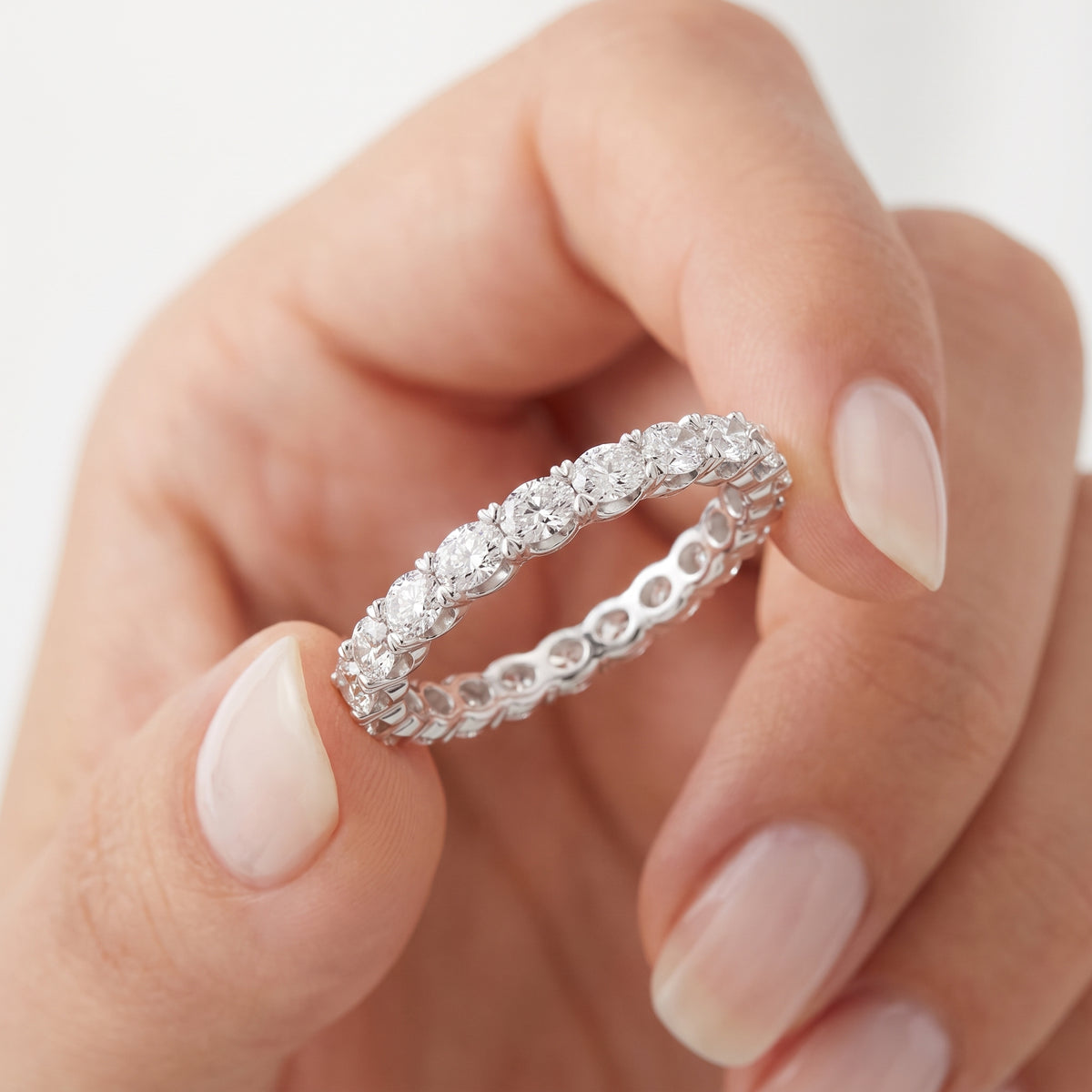 _lifestyle_image@SKU:T1235-LADO01060004W #metal_10k-white-gold+origin_lab-grown+quality_g-si