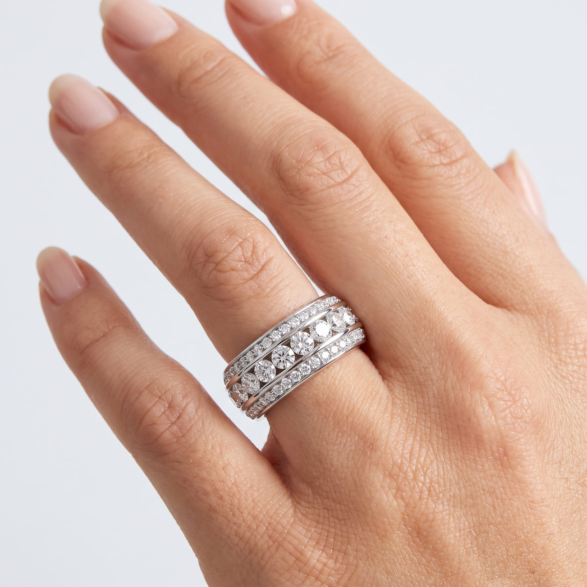 _lifestyle_image@SKU:T125S-LADR02250004W #metal_10k-white-gold+origin_lab-grown+quality_g-si