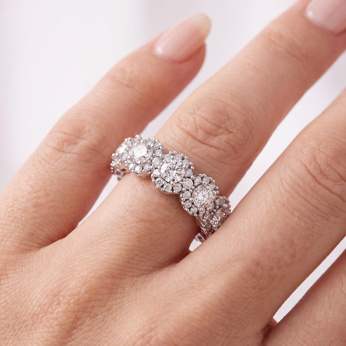 _lifestyle_image@SKU:T1403-LADR02950004W #metal_10k-white-gold+origin_lab-grown+quality_g-si