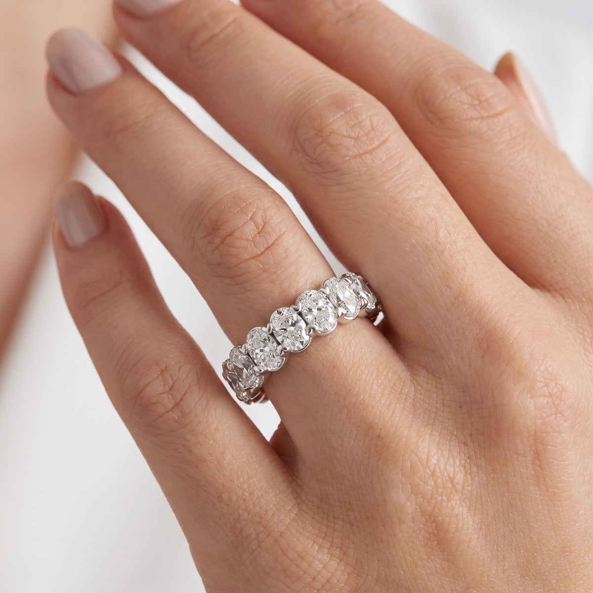 _lifestyle_image@SKU:T1731-LADO04000004W #metal_10k-white-gold+origin_lab-grown+quality_g-si