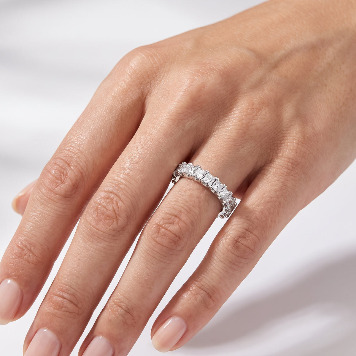 _lifestyle_image@SKU:T1731-NADP0203000PL #metal_platinum+origin_lab-grown+quality_ef-vs2+