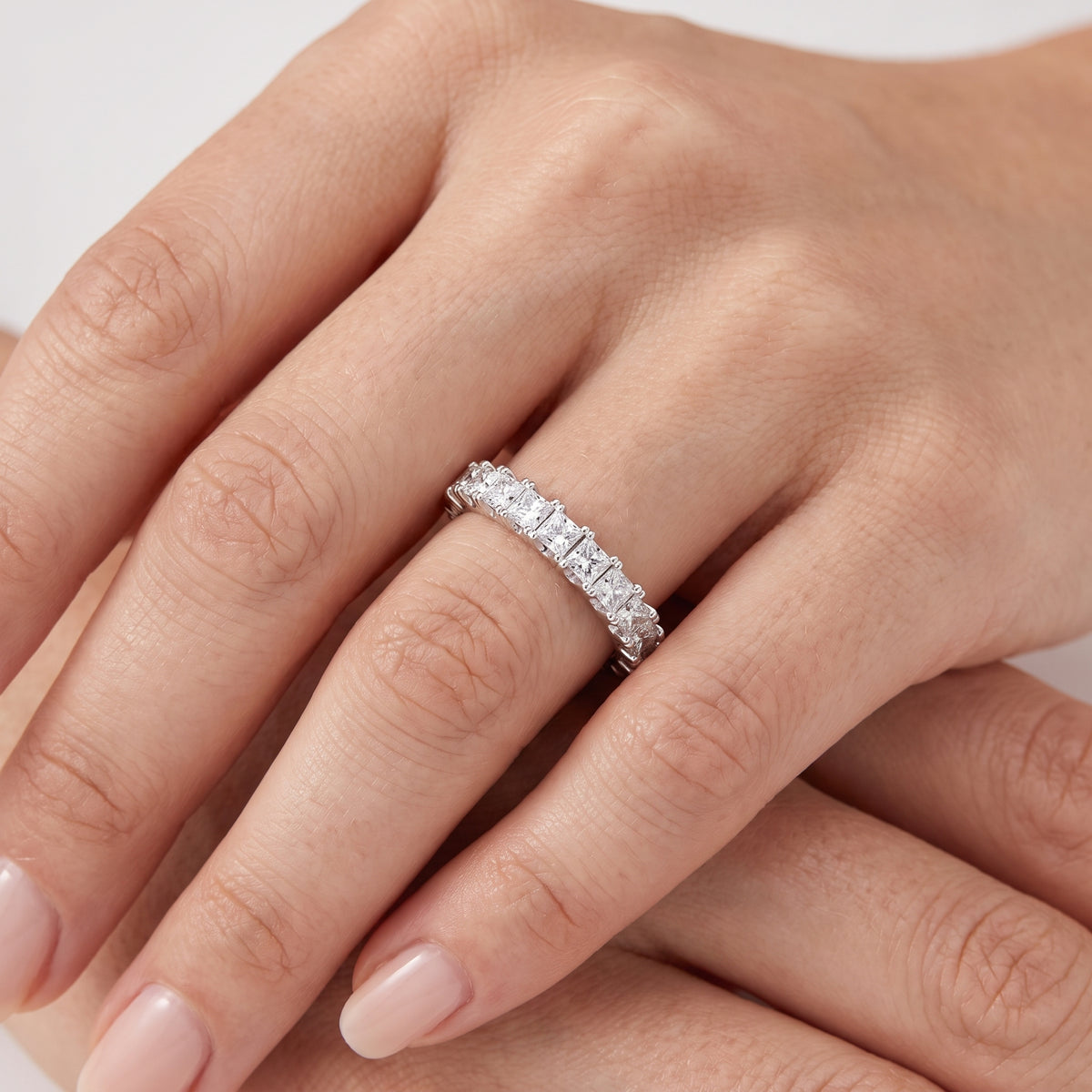 _lifestyle_image@SKU:T1731-LADP0203000DW #metal_silver+origin_lab-grown+quality_g-si