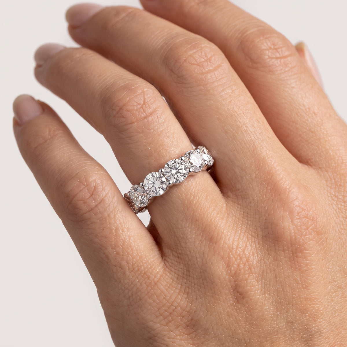 _lifestyle_image@SKU:T1731-LADR0518000DW #metal_silver+origin_lab-grown+quality_g-si