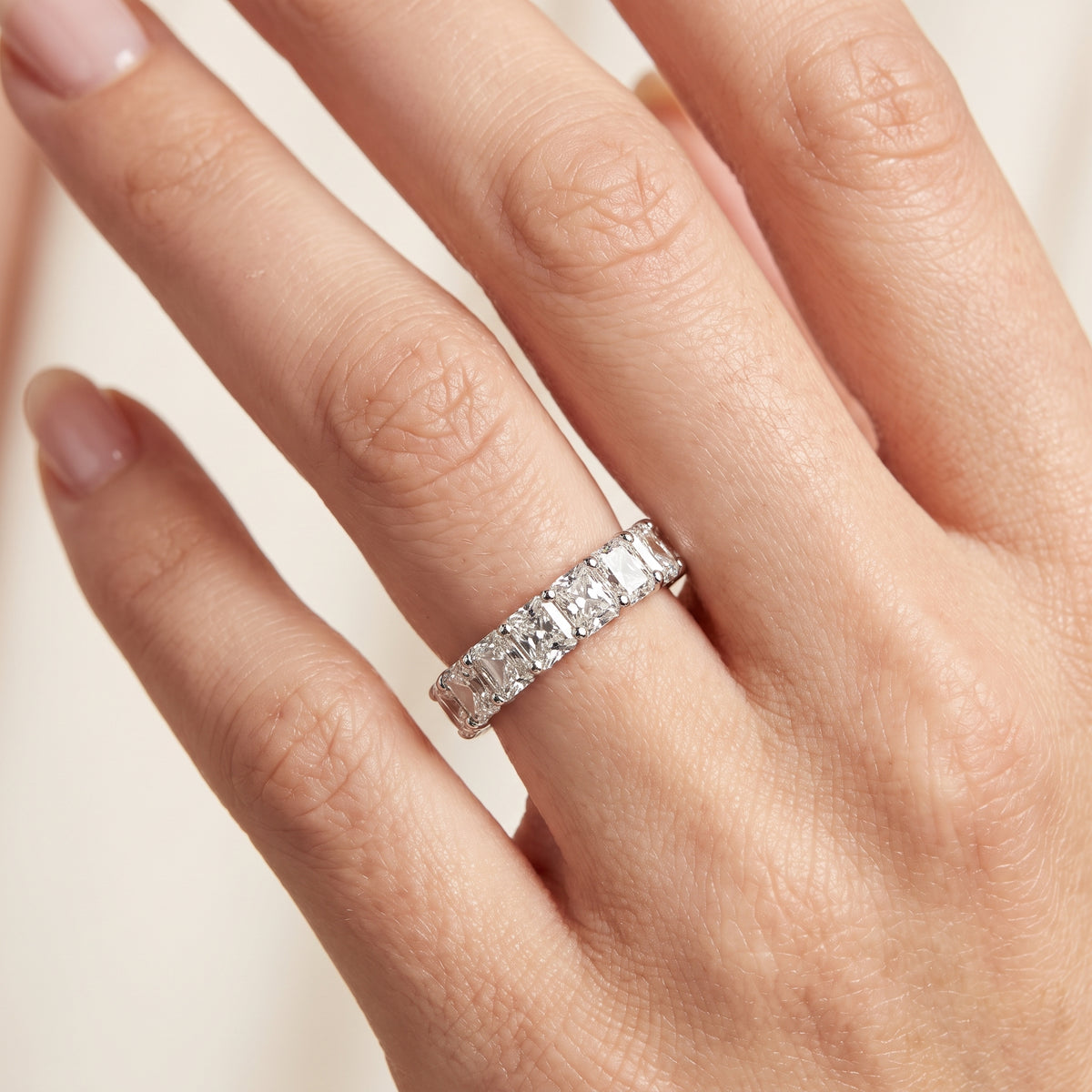 _lifestyle_image@SKU:T1731-NADT0299000PL #metal_platinum+origin_lab-grown+quality_ef-vs2+