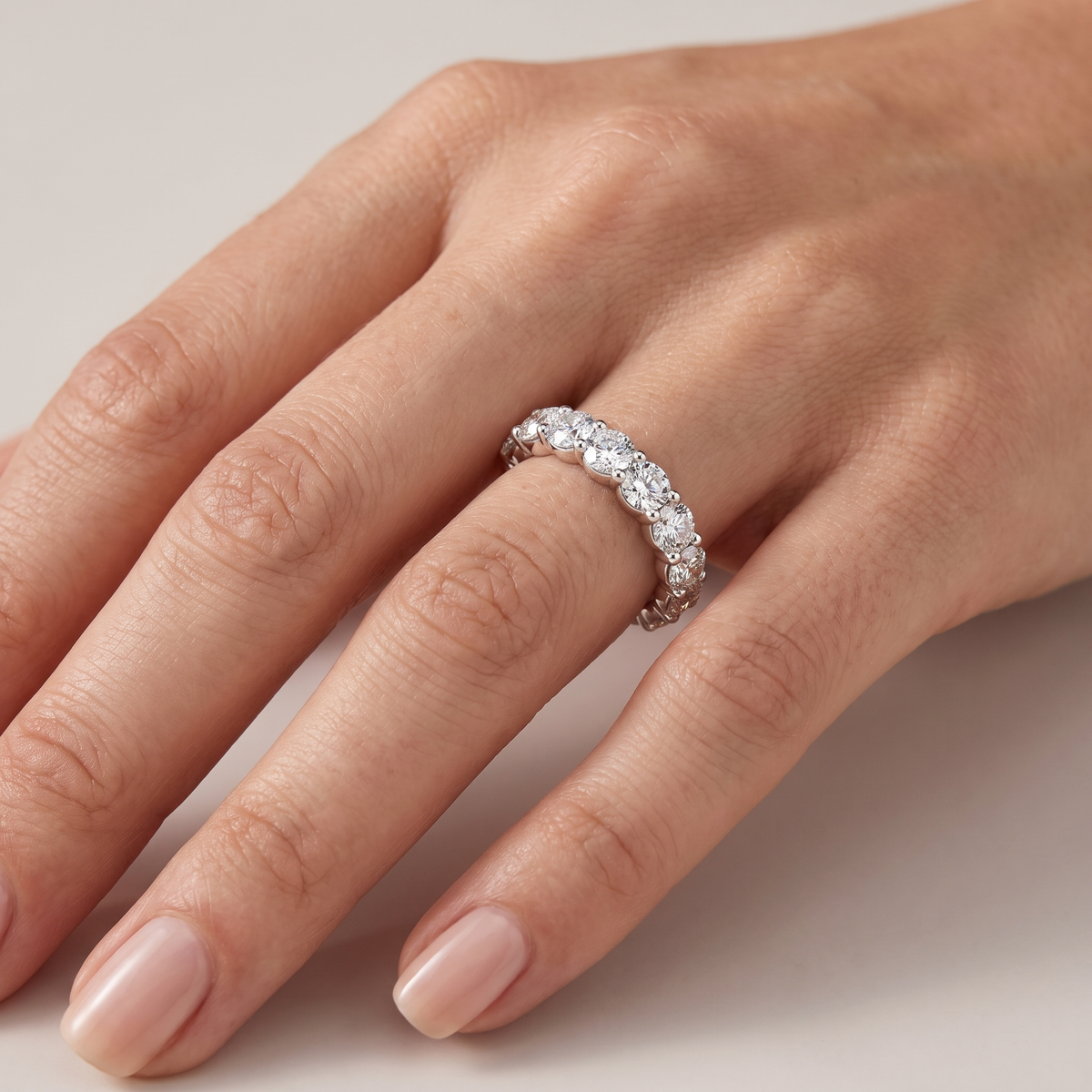 _lifestyle_image@SKU:T1731-LADR05180004W #metal_10k-white-gold+origin_lab-grown+quality_g-si