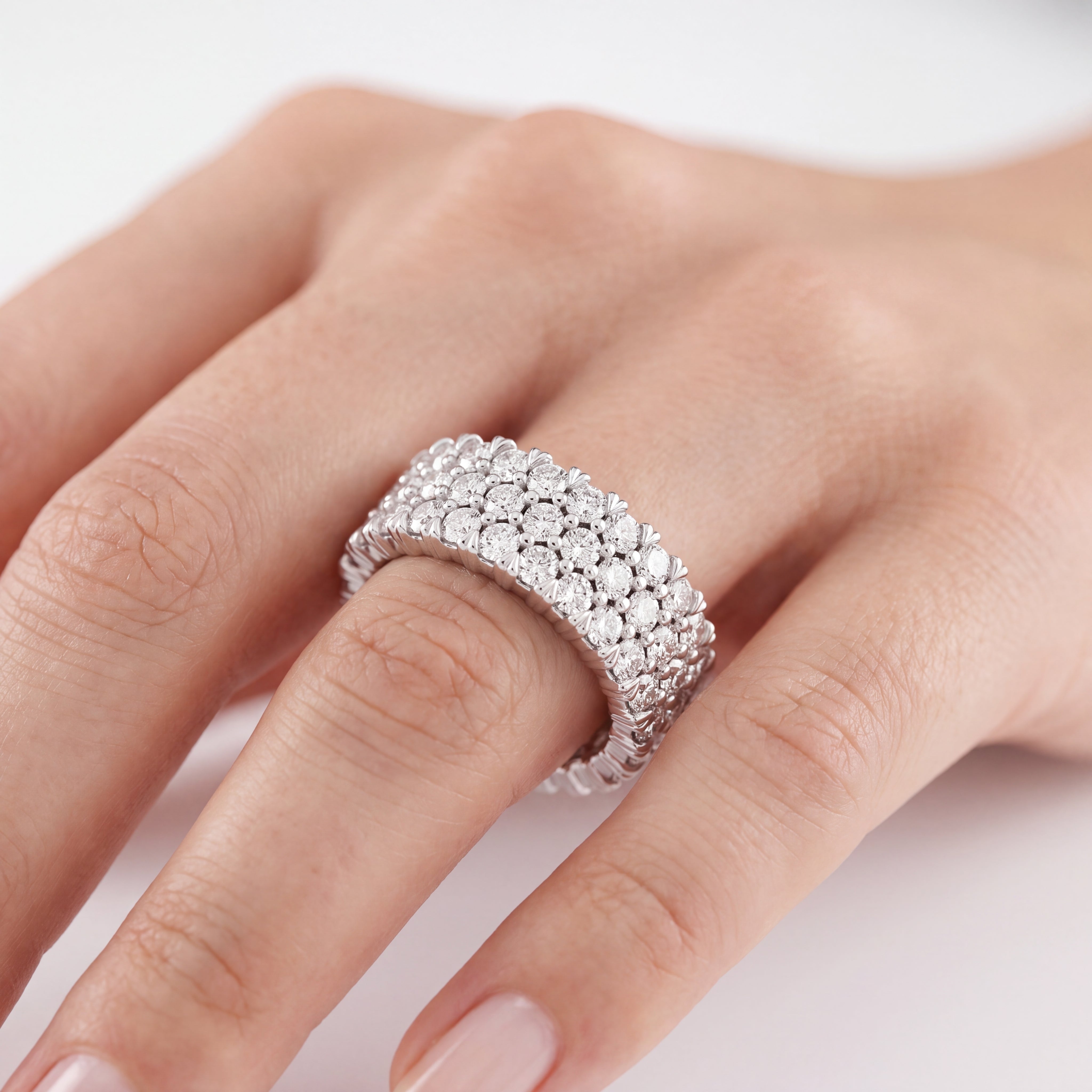 _lifestyle_image@SKU:T3257-LADR01980004W #metal_10k-white-gold+origin_lab-grown+quality_g-si