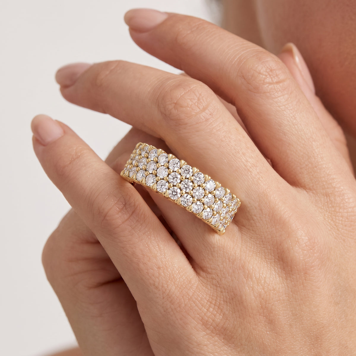 _lifestyle_image@SKU:T3257-LADR01980004Y #metal_10k-yellow-gold+origin_lab-grown+quality_g-si