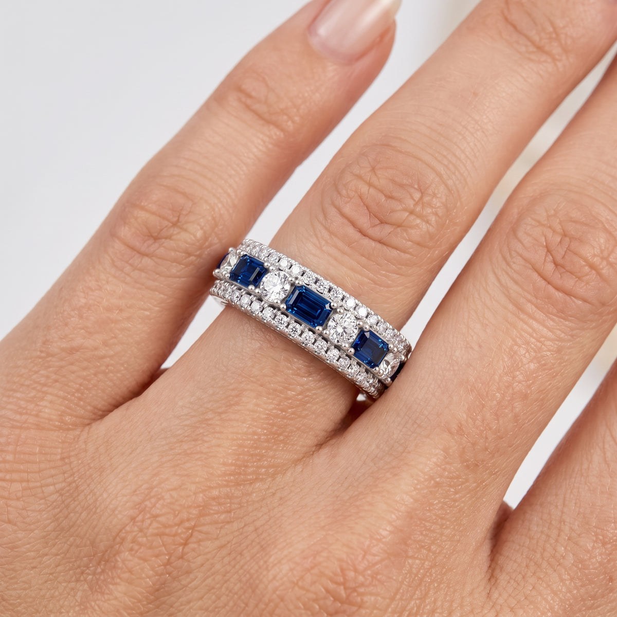 _lifestyle_image@SKU:TG136-NGSE0302000PL #metal_platinum+origin_lab-created