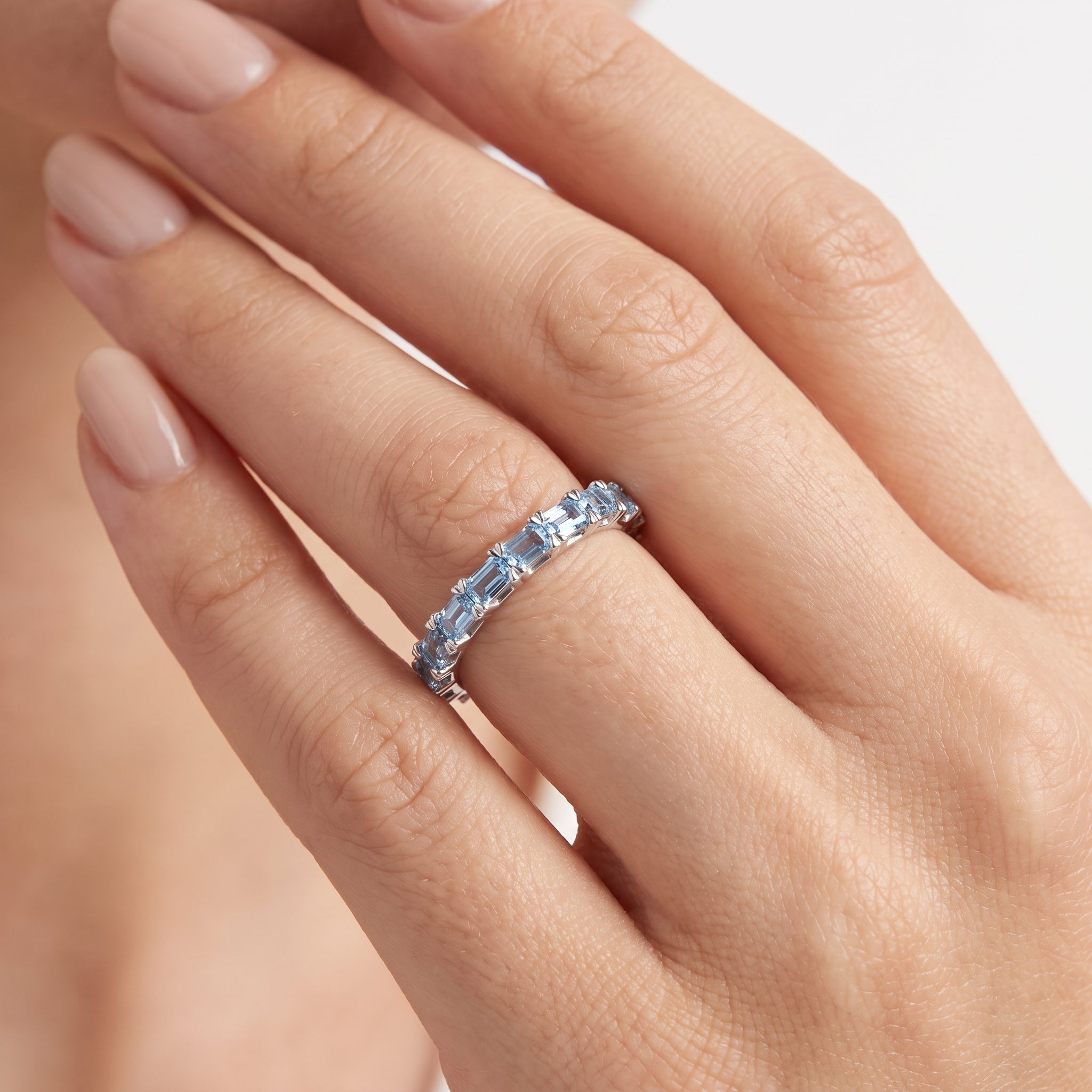 _lifestyle_image@SKU:TG234-LCQE01070004W #metal_10k-white-gold+origin_lab-created