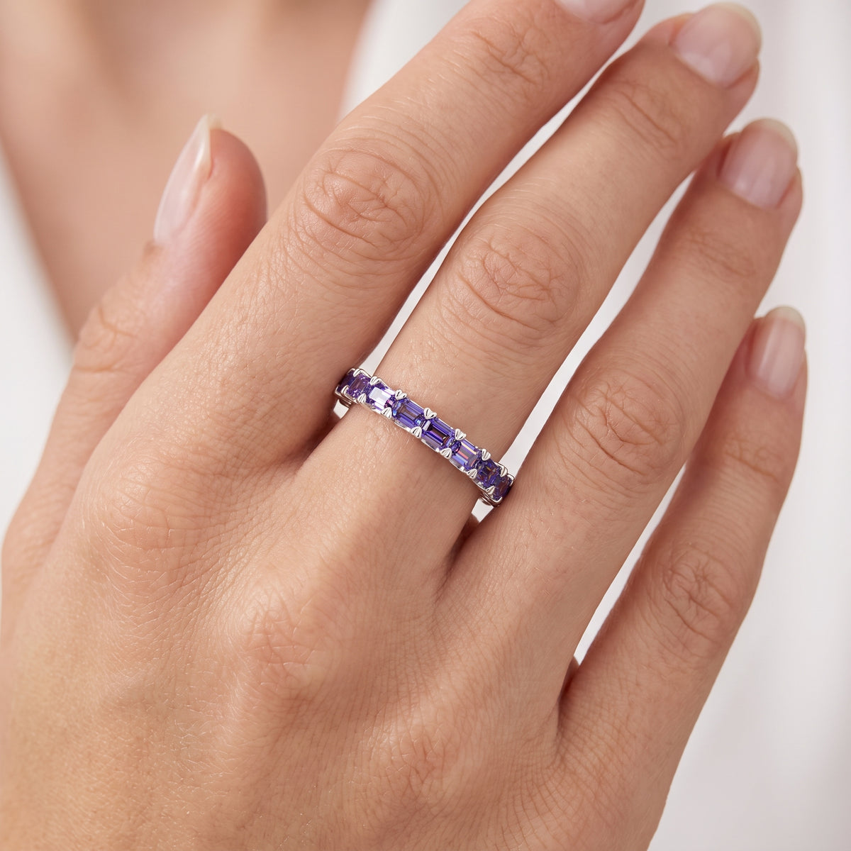 _lifestyle_image@SKU:TG234-LCXE01070004W #metal_10k-white-gold+origin_lab-created