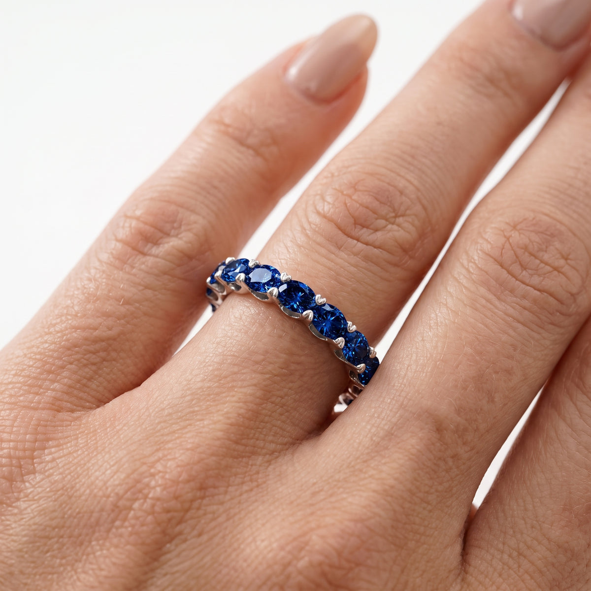 _lifestyle_image@SKU:TG235-NCSO0106000PL #metal_platinum+origin_lab-created