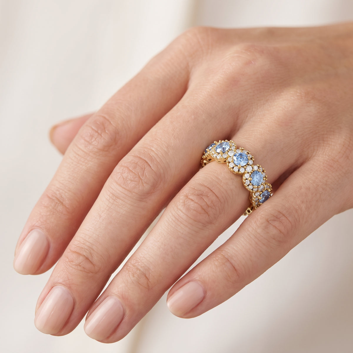 _lifestyle_image@SKU:TG403-LGQR02950004Y #metal_10k-yellow-gold+origin_lab-created