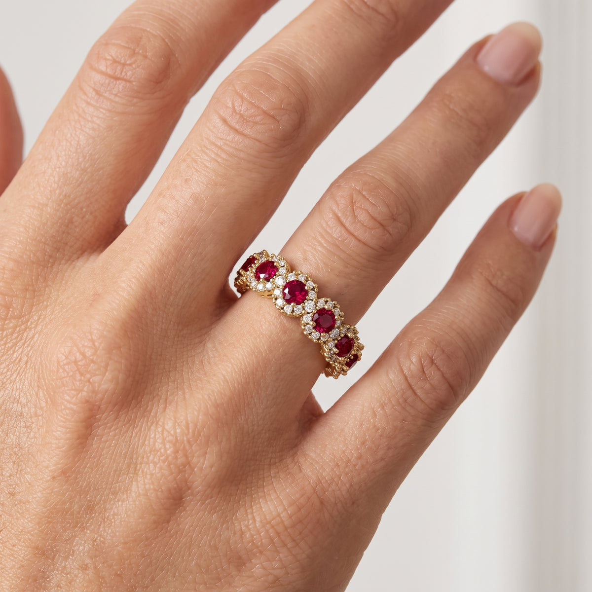 _lifestyle_image@SKU:TG403-LGRR02950004Y #metal_10k-yellow-gold+origin_lab-created