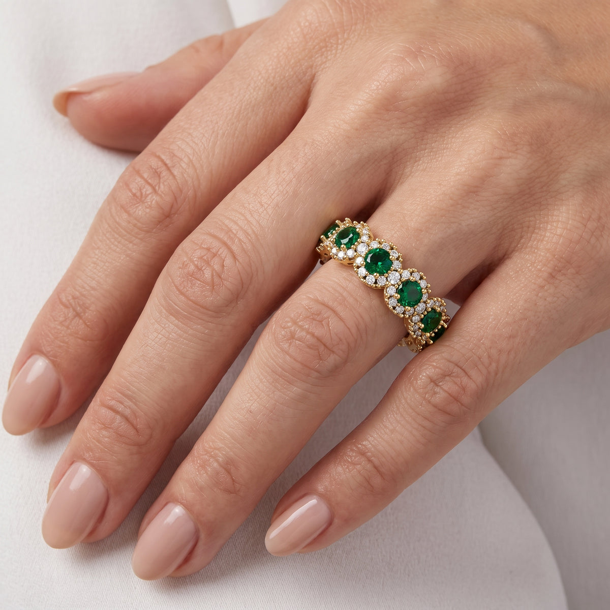 _lifestyle_image@SKU:TG403-LGER02950004Y #metal_10k-yellow-gold+origin_lab-created