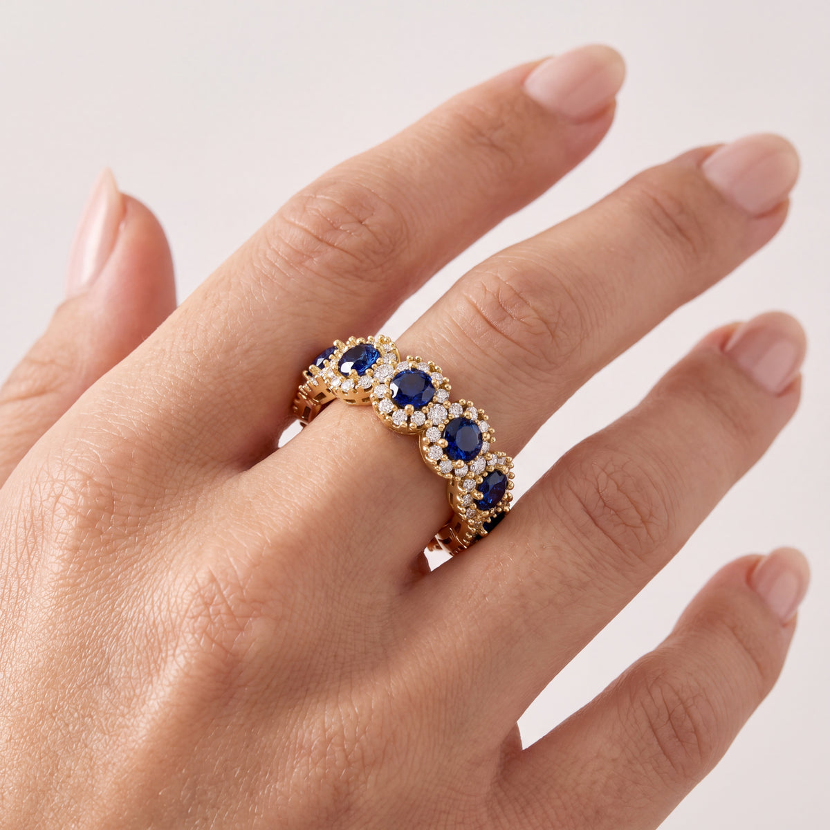 _lifestyle_image@SKU:TG403-LGER02950004Y #metal_10k-yellow-gold+origin_lab-created