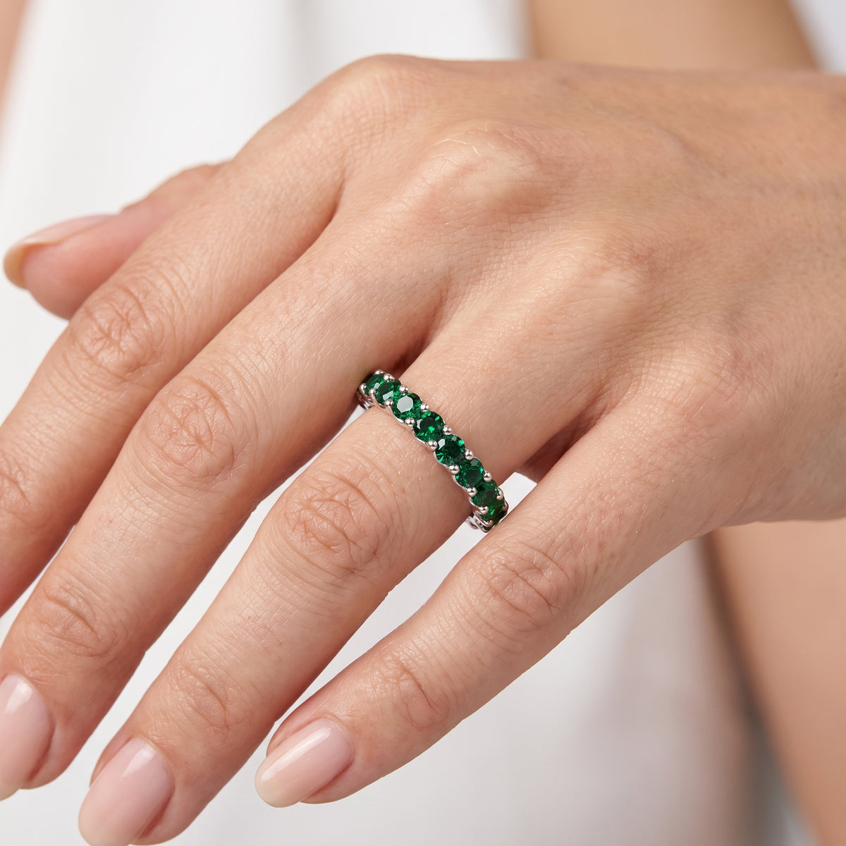 _lifestyle_image@SKU:TG986-LCER01980004W #metal_10k-white-gold+origin_lab-created