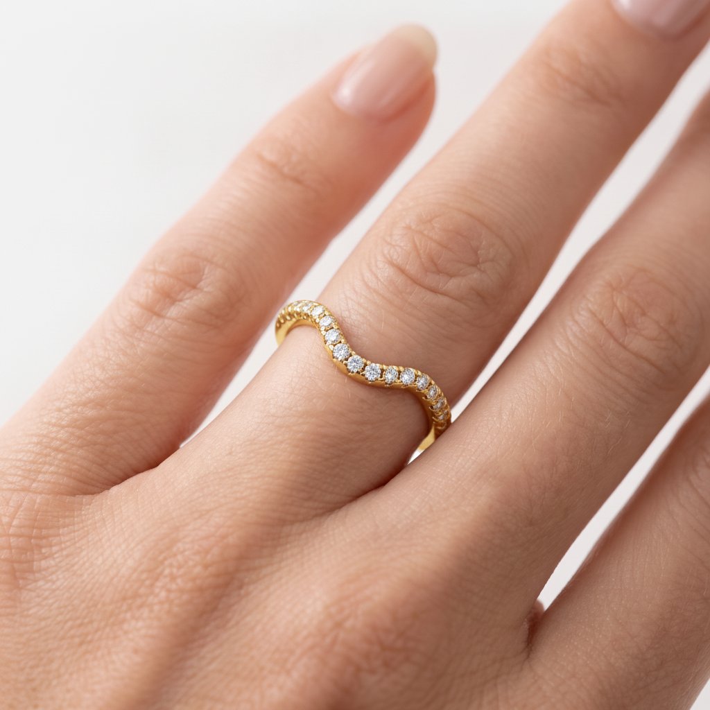 _lifestyle_image@SKU:W0100-LADR00230004Y #metal_10k-yellow-gold+origin_lab-grown+quality_g-si