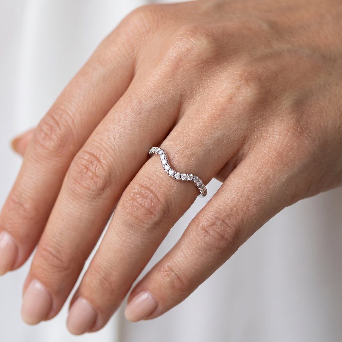 _lifestyle_image@SKU:W0100-NADR0023000PL #metal_platinum+origin_lab-grown+quality_ef-vs2+