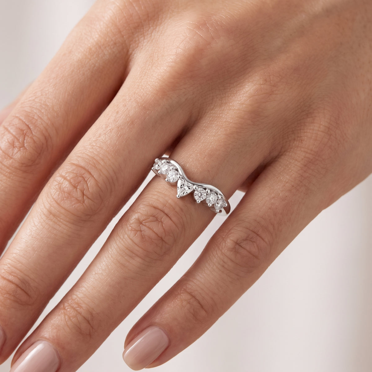 _lifestyle_image@SKU:W0143-LADL00130004W #metal_10k-white-gold+origin_lab-grown+quality_g-si