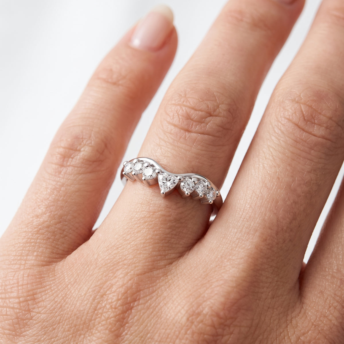 _lifestyle_image@SKU:W0143-NADL0013000PL #metal_platinum+origin_lab-grown+quality_ef-vs2+