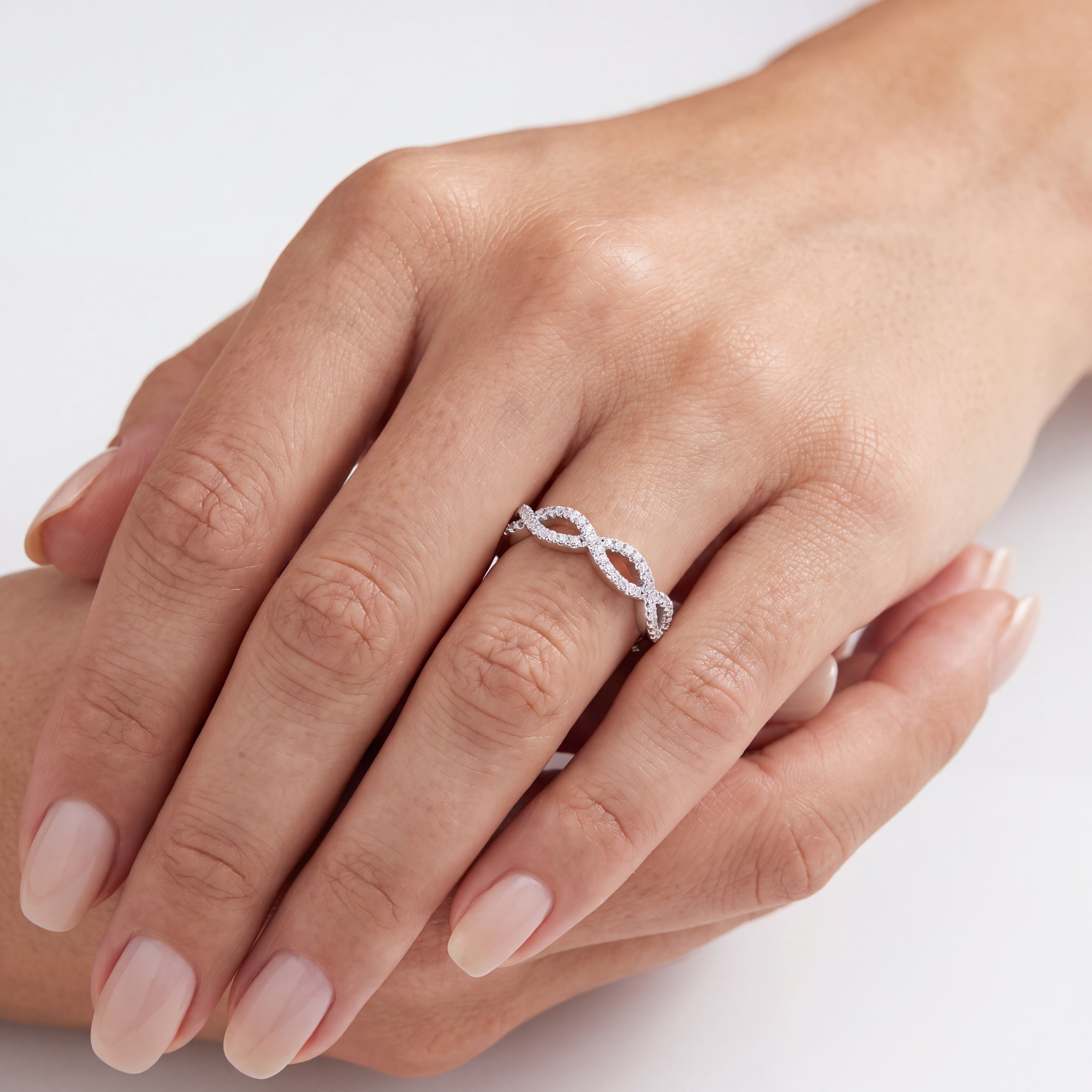 _lifestyle_image@SKU:W0264-LADR0021000DW #metal_silver+origin_lab-grown+quality_g-si