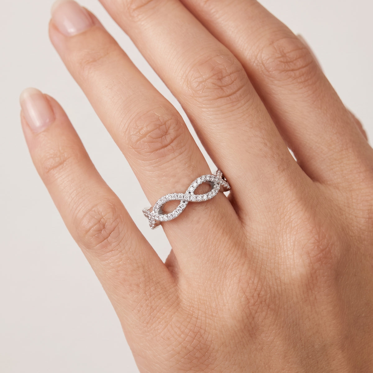 _lifestyle_image@SKU:W0264-NADR0021000PL #metal_platinum+origin_lab-grown+quality_ef-vs2+