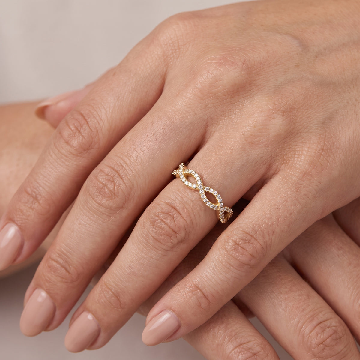 _lifestyle_image@SKU:W0264-LADR00210004Y #metal_10k-yellow-gold+origin_lab-grown+quality_g-si