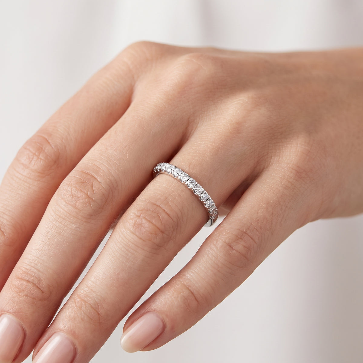 _lifestyle_image@SKU:W0298-NADR0025000PL #metal_platinum+origin_lab-grown+quality_ef-vs2+