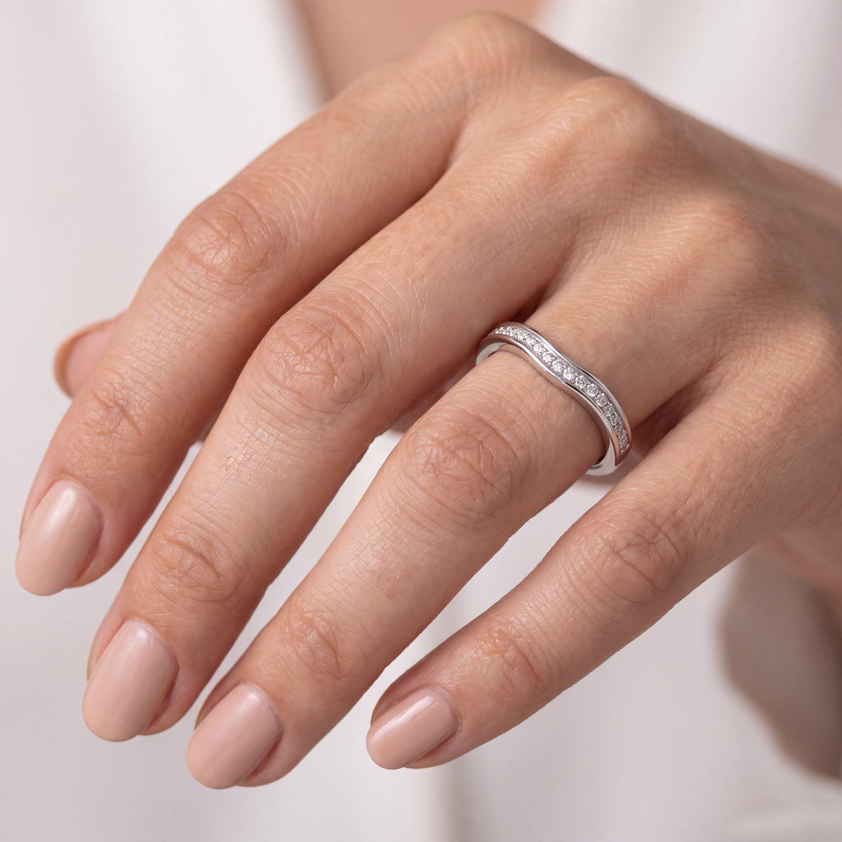 _lifestyle_image@SKU:W0323-LADR00220004W #metal_10k-white-gold+origin_lab-grown+quality_g-si