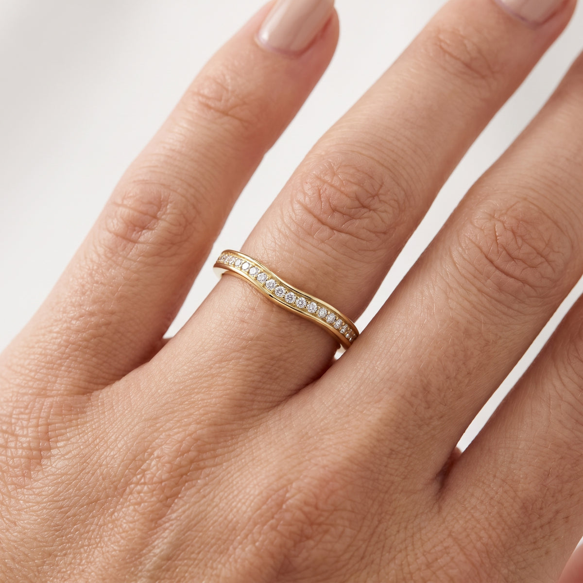 _lifestyle_image@SKU:W0323-LADR00220004Y #metal_10k-yellow-gold+origin_lab-grown+quality_g-si