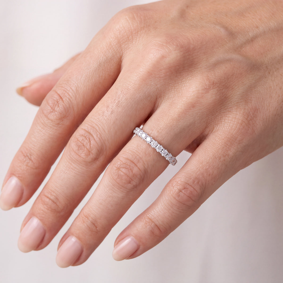 _lifestyle_image@SKU:W0324-LADR00330004W #metal_10k-white-gold+origin_lab-grown+quality_g-si