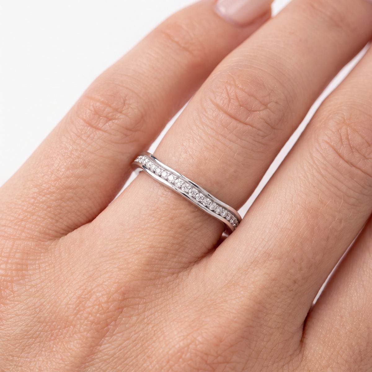 _lifestyle_image@SKU:W0328-LADR00130004W #metal_10k-white-gold+origin_lab-grown+quality_g-si