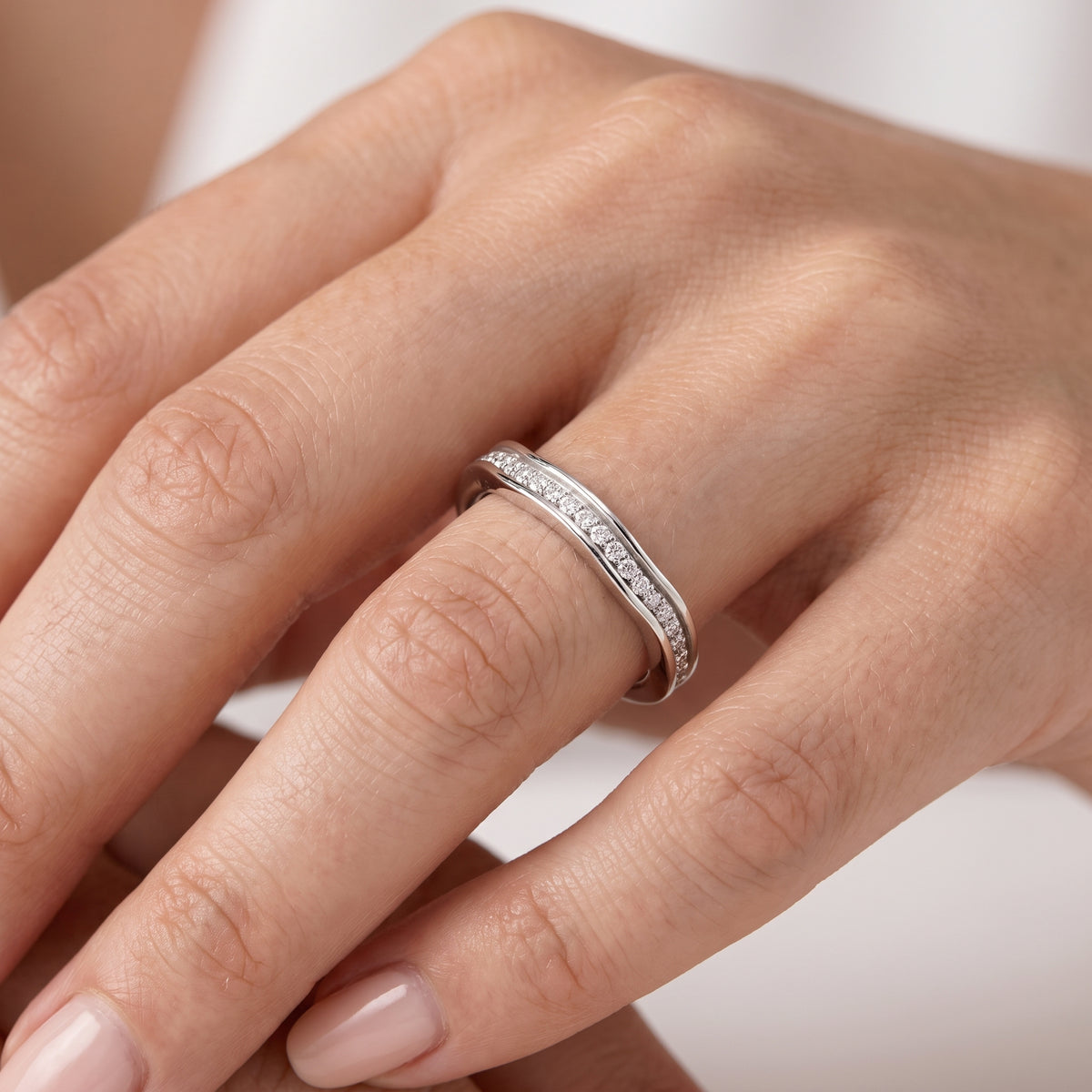 _lifestyle_image@SKU:W0328-NADR0013000PL #metal_platinum+origin_lab-grown+quality_ef-vs2+